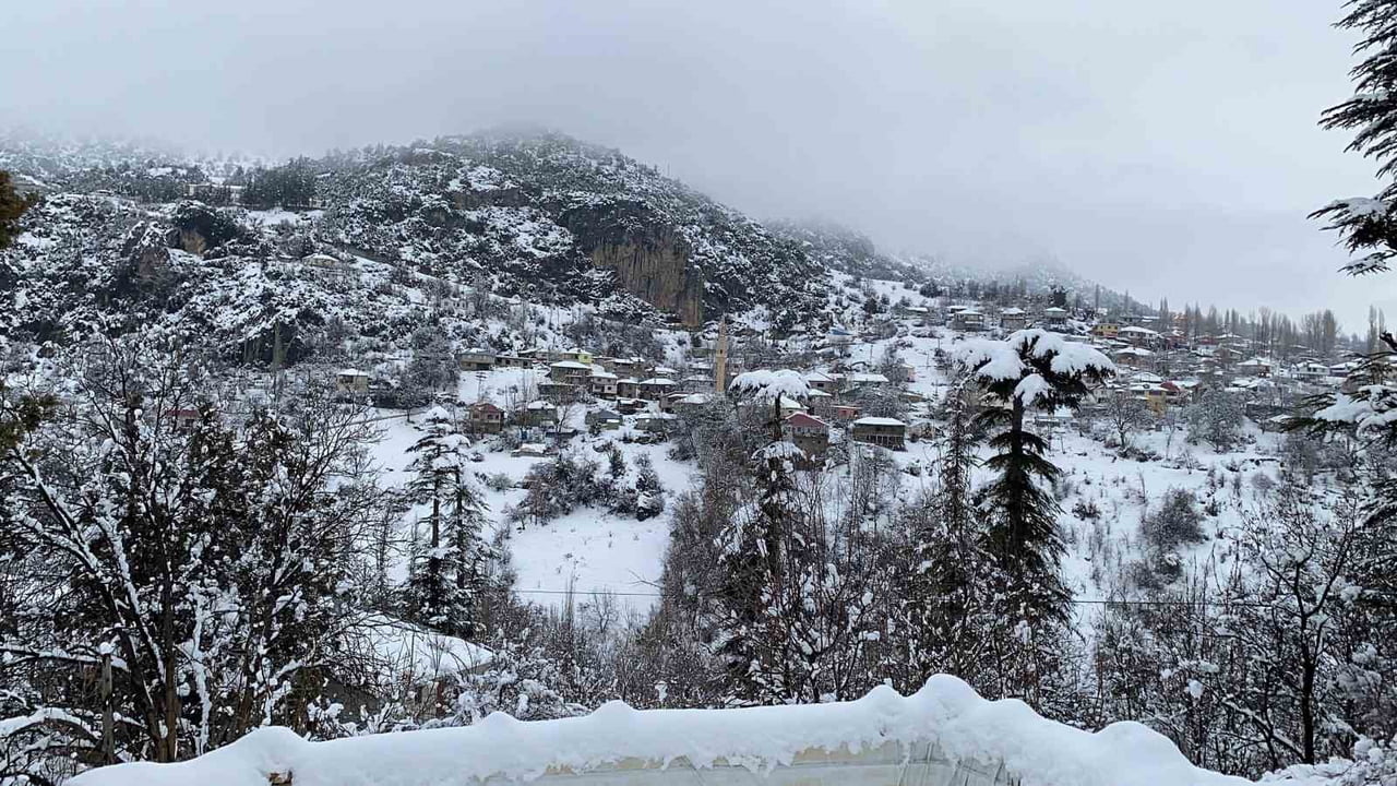 MERSİN’İN YÜKSEK KESİMLERİNDE ETKİLİ OLAN KAR YAĞIŞI HEM KÖYLÜLERİ HEM DE TATİLCİLERİ...