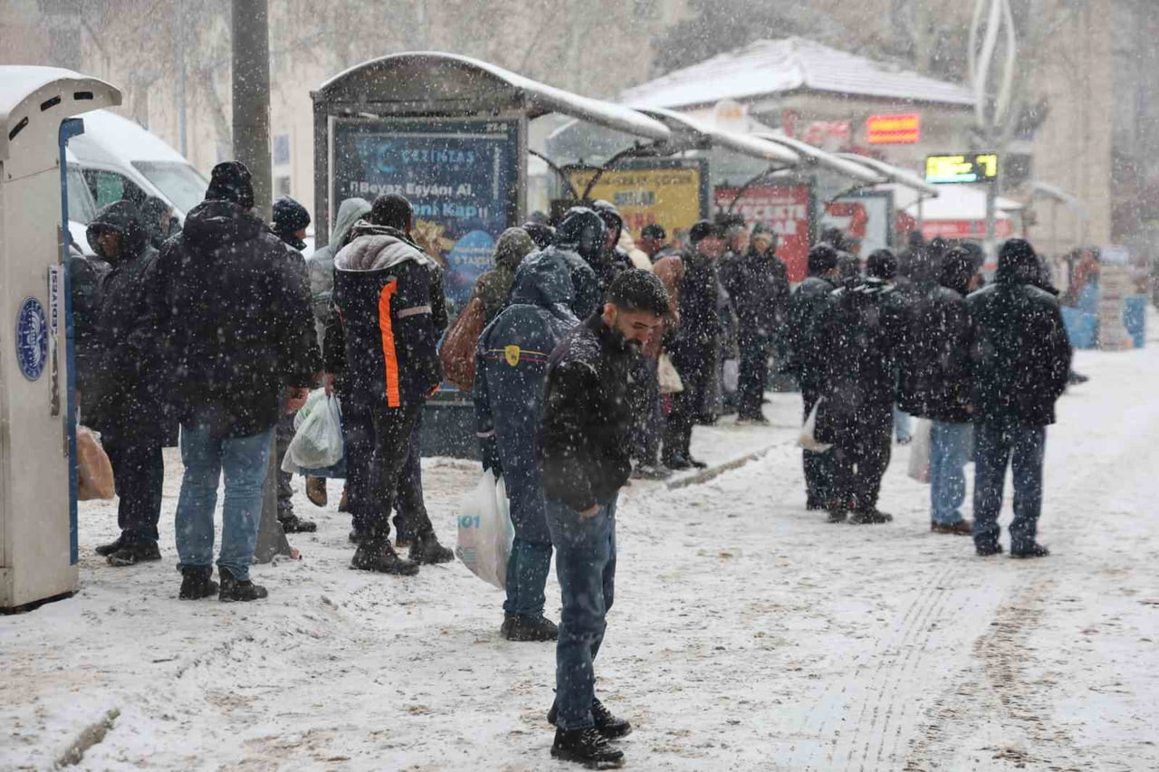 METEOROLOJİ 13. BÖLGE MÜDÜRLÜĞÜNÜN UYARILARDA BULUNDUĞU ELAZIĞ’DA YOĞUN KAR YAĞIŞI...