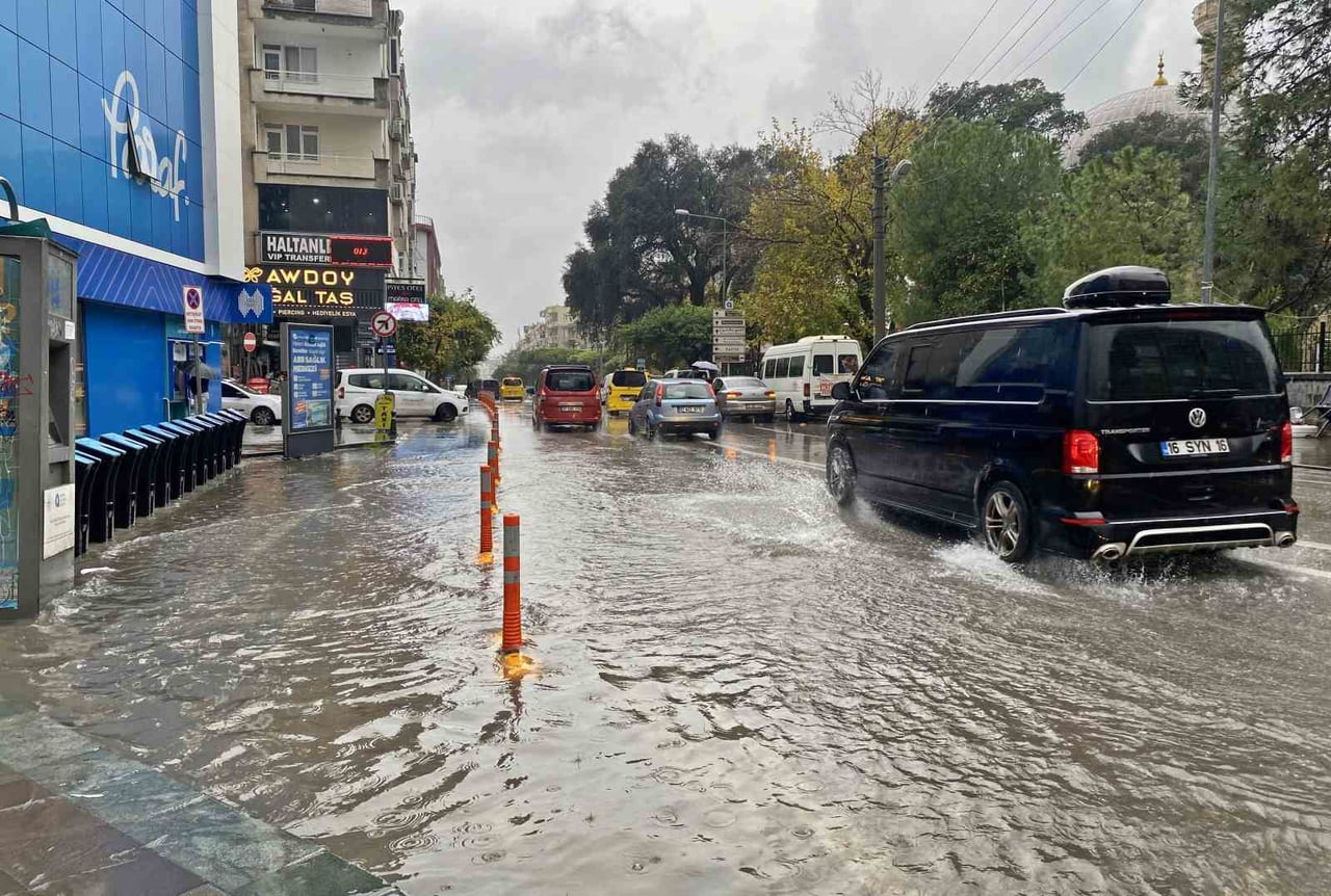 METEOROLOJİ 4. BÖLGE MÜDÜRLÜĞÜNÜN SARI KOD UYARISININ ARDINDAN ANTALYA'DA ETKİLİ OLAN SAĞANAK VE...