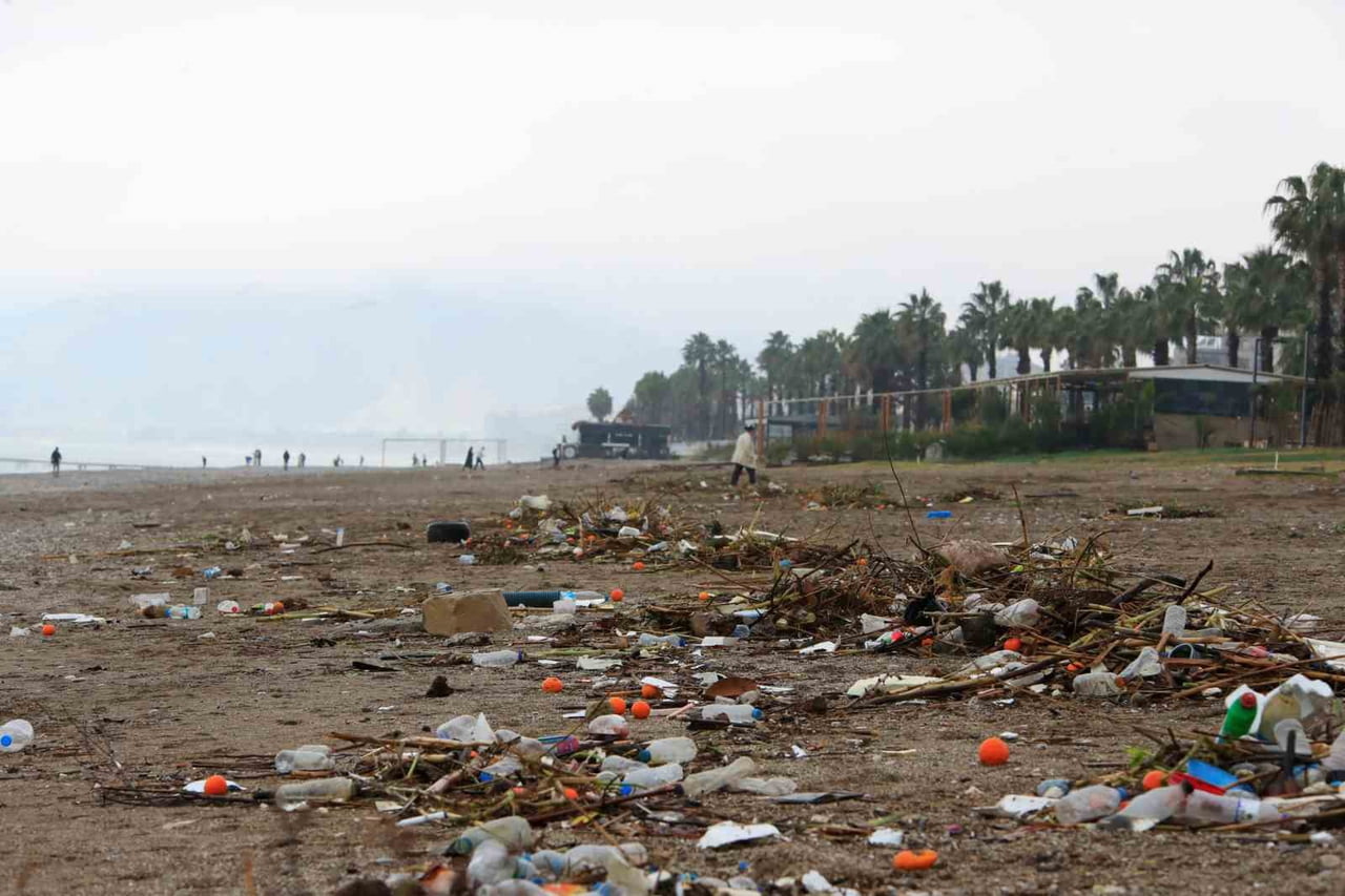 METEOROLOJİNİN ‘SARI KOD’ UYARISI VERDİĞİ ANTALYA’DA 3 GÜNDÜR ETKİSİNİ SÜRDÜREN SAĞANAK YAĞIŞ...