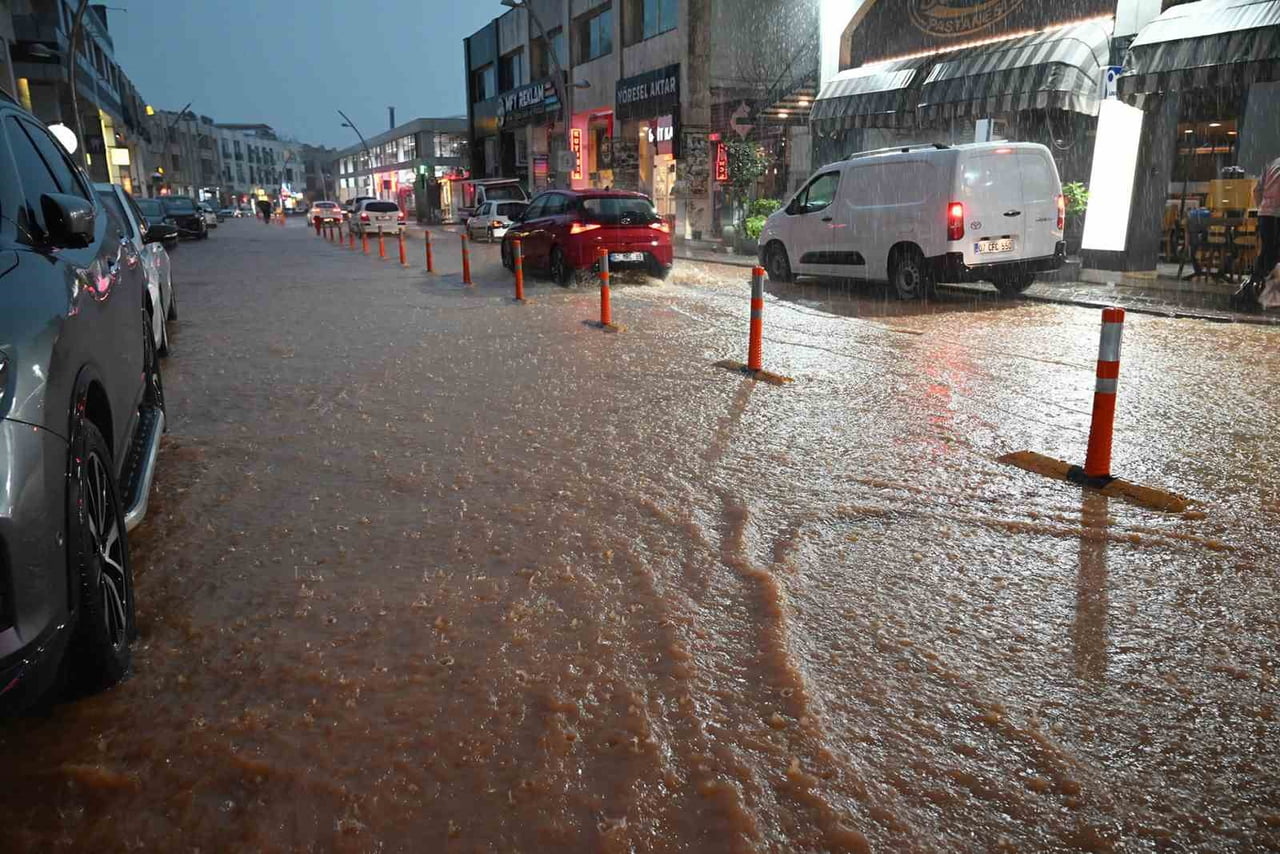 METEOROLOJİNİN ŞİDDETLİ YAĞIŞ UYARISININ ARDINDAN KEMER’DE ETKİLİ OLAN SAĞANAK YAĞMUR, BAZI...