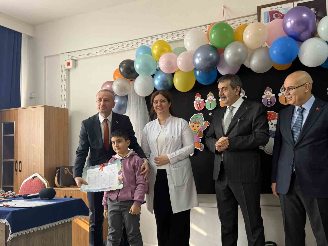 MİLLİ EĞİTİM BAKANI YUSUF TEKİN AĞRI İBRAHİM ÇEÇEN İLKÖĞRETİM OKULUNDA KARNE DAĞITIM TÖRENİNE...