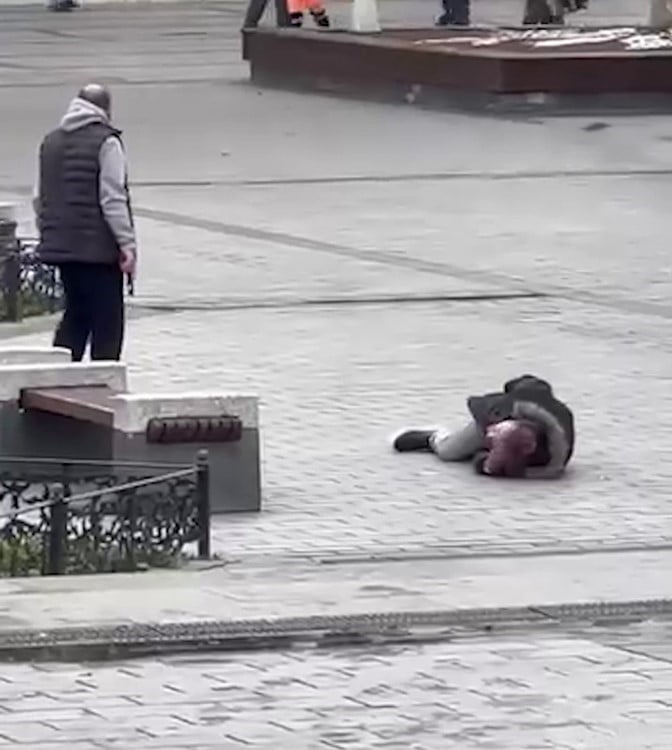 MISIR ÇARŞISI GİRİŞİNDE BİR ŞAHIS, ALACAK VERECEK MESELESİ YÜZÜNDEN ÇIKTIĞI İDDİA EDİLEN KAVGADA...