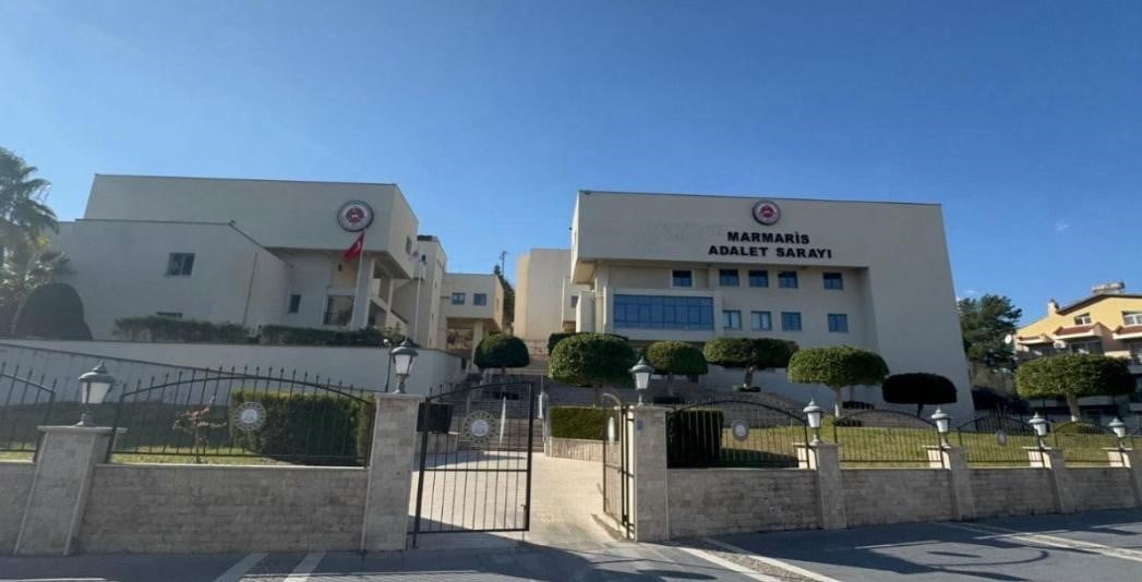 MOTOSİKLETE ÇARPARAK İKİ KİŞİYİ YARALAYAN OTOMOBİL SÜRÜCÜSÜ TUTUKLANDI