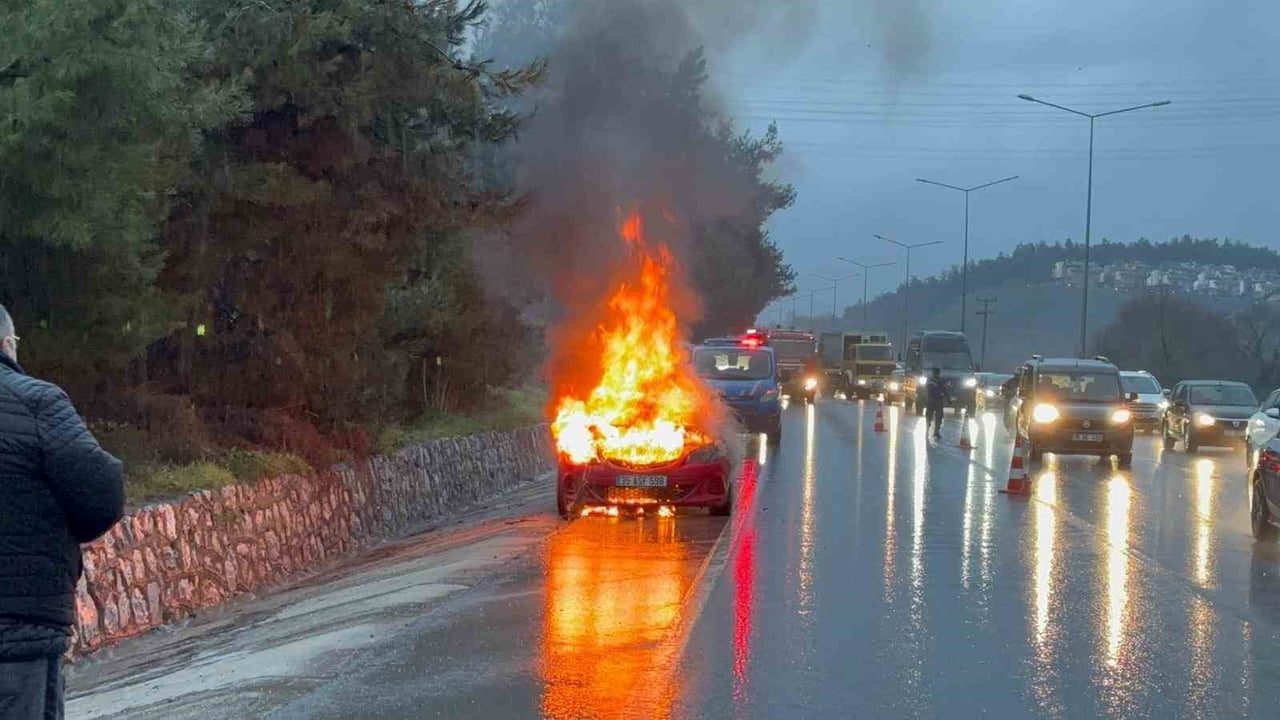 MUDANYA YOLU’NDA MOTOR ARIZASI NEDENİYLE DURAN OTOMOBİL, KISA SÜREDE ALEV ALEV YANDI.