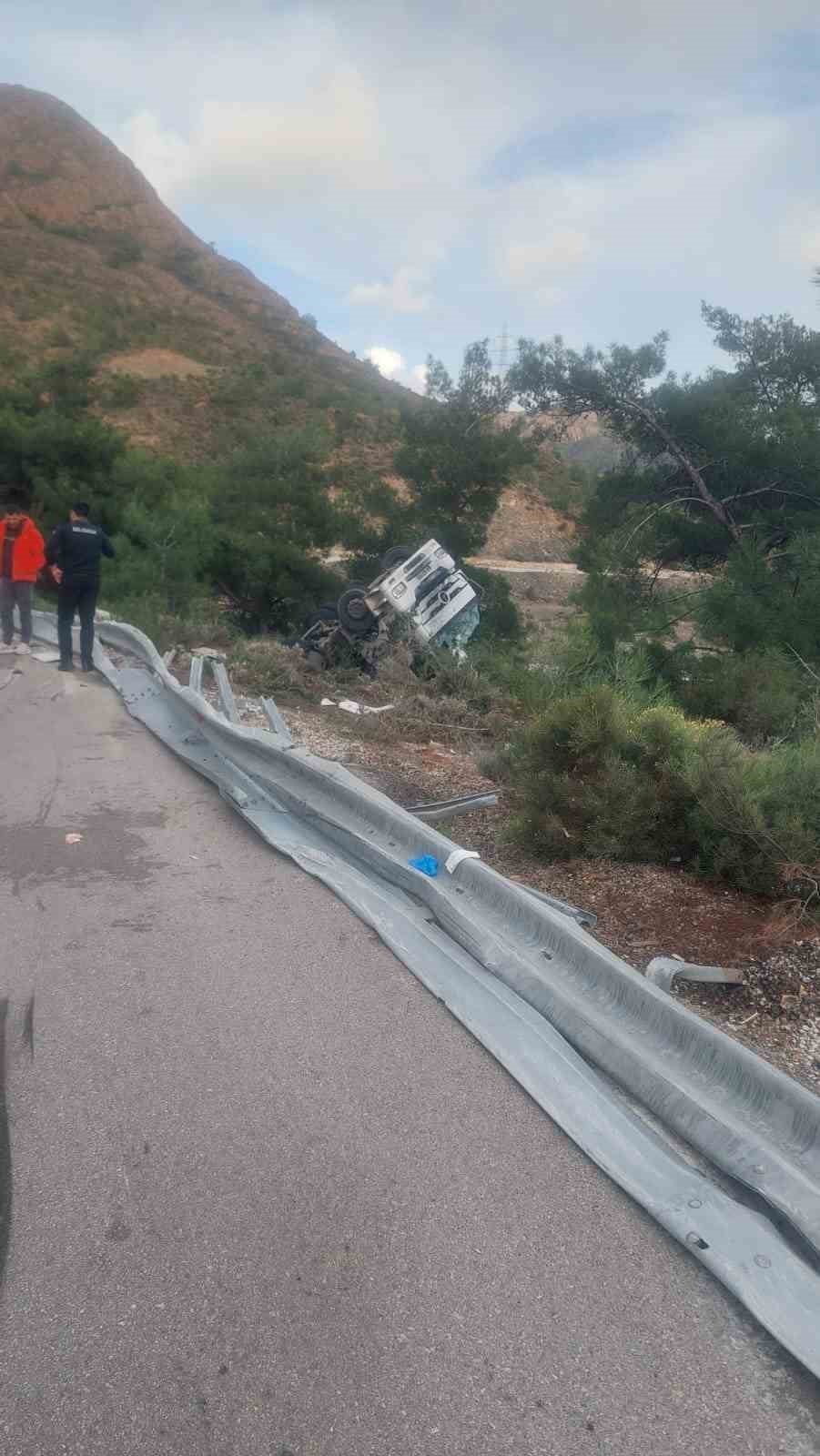MUĞLA'NIN DATÇA İLÇESİNDE VİRAJI ALAMAYAN TIRIN DEVRİLMESİ SONUCU MEYDANA GELEN TRAFİK KAZASINDA 1...
