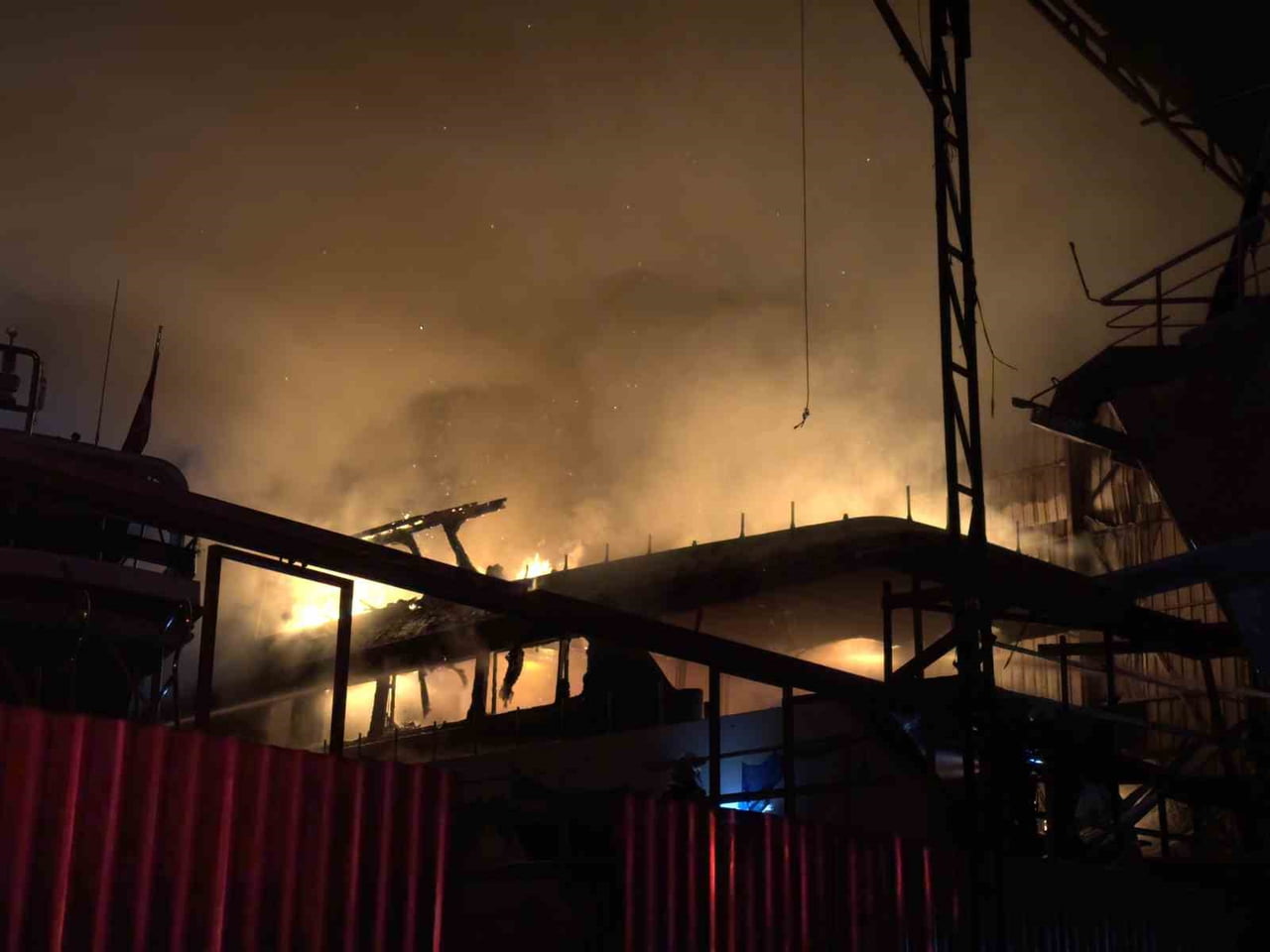 MUĞLA'NIN FETHİYE İLÇESİNDE AHŞAP TEKNENİN YANMASI SONUCU ÇIKAN YANGIN KISA SÜREDE BÜYÜRKEN...