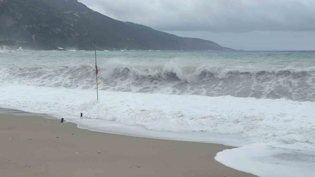 MUĞLA'NIN FETHİYE İLÇESİNDE ETKİLİ OLAN SAĞANAK YAĞIŞ NEDENİYLE ÖLÜDENİZ'İN RENGİ DEĞİŞTİ....