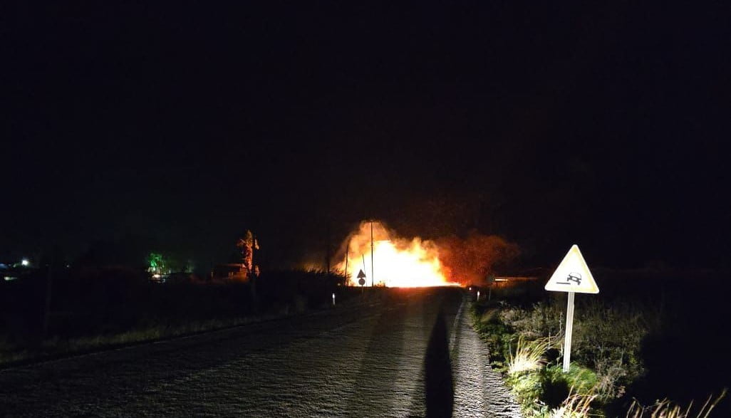 MUĞLA'NIN MARMARİS İLÇESİNDE ETKİLİ OLAN FIRTINA SEBEBİYLE KOPAN ELEKTRİK TELLERİ, YOL KENARINDAKİ...