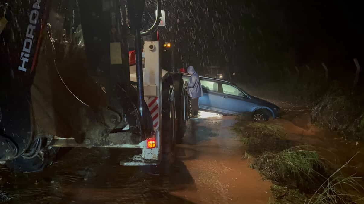 MUĞLA'NIN MARMARİS İLÇESİNDE SAĞANAK YAĞIŞ SEBEBİYLE DEREYE SAPLANAN BİR ARAÇ EKİPLERİN...