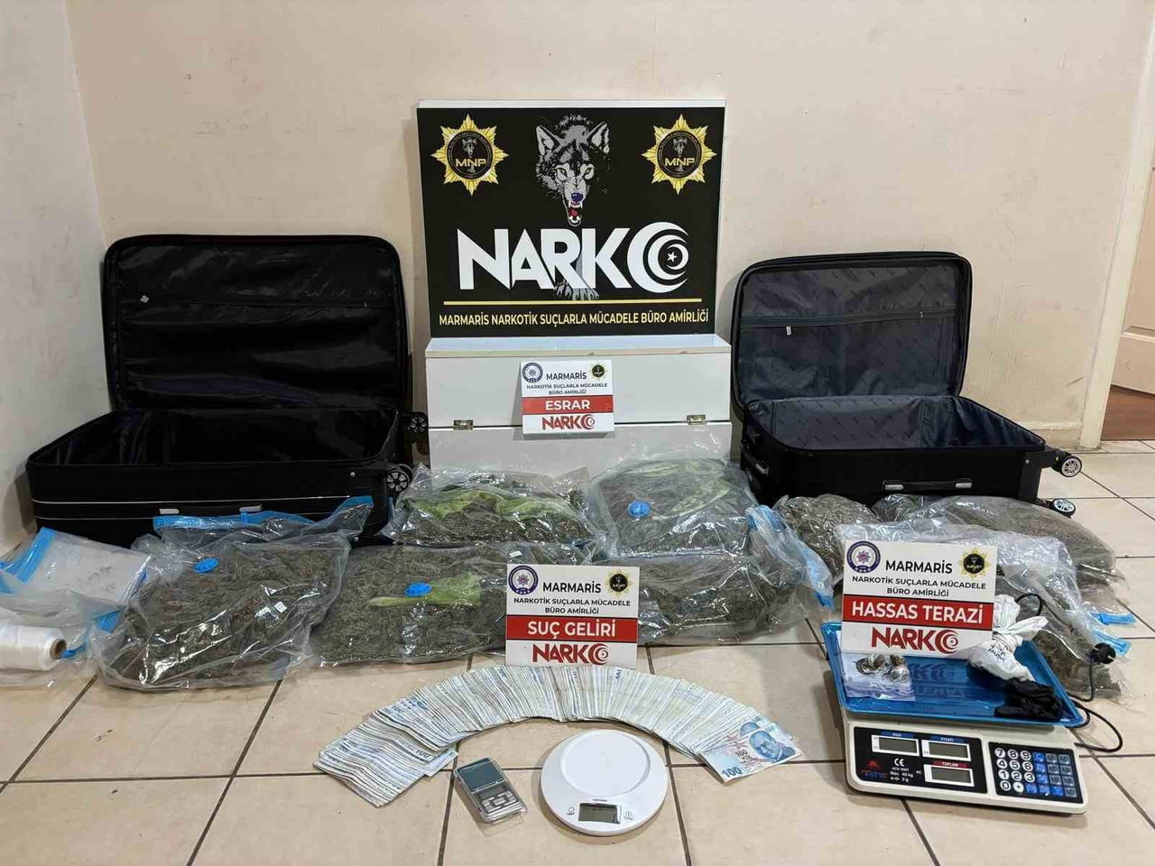 MUĞLA'NIN MARMARİS İLÇESİNDE UYUŞTURUCU TİCARETİNE YÖNELİK YAPILAN OPERASYONDA YAKALANAN 5...