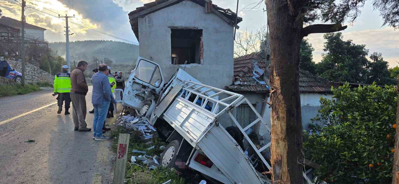 MUĞLA'NIN SEYDİKEMER İLÇESİNDE MEYDANA GELEN TRAFİK KAZASINDA KONTROLDEN ÇIKAN KAMYONET, ÖNCE...
