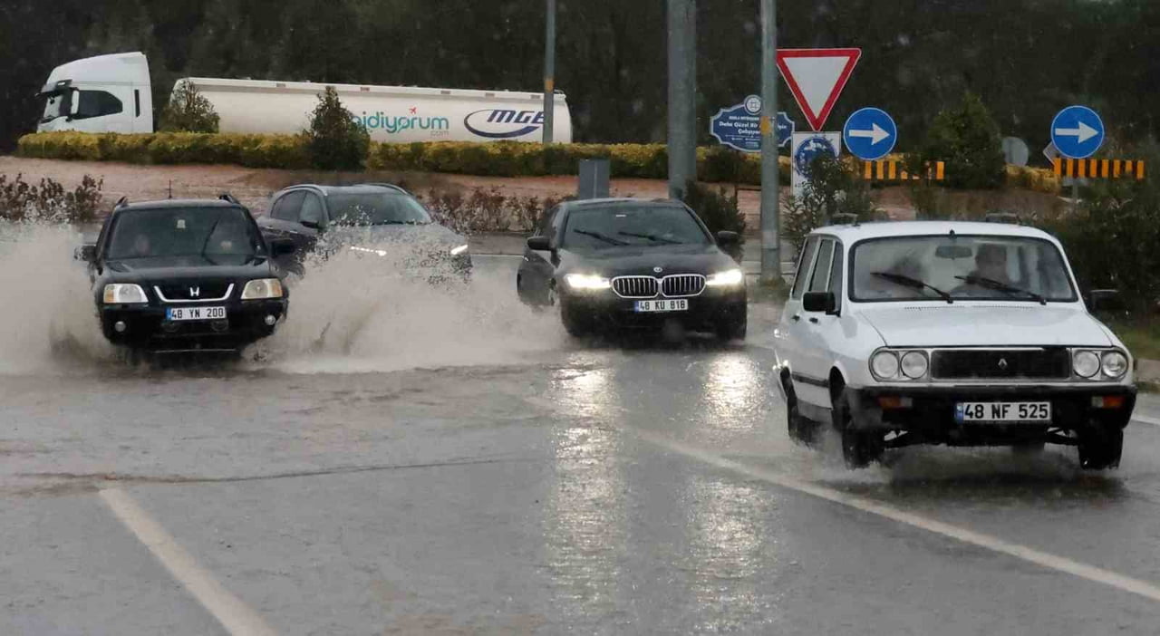 MUĞLA’DA SAĞANAK YAĞIŞ ETKİLİ OLUYOR