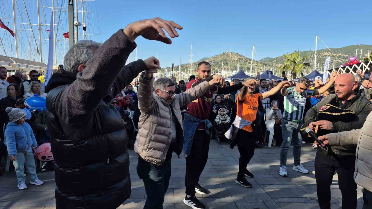 MUĞLA’NIN BODRUM İLÇESİNDE 10’UNCU KEZ DÜZENLENEN HAMSİ FESTİVALİ, BİNLERCE KİŞİNİN KATILIMIYLA...