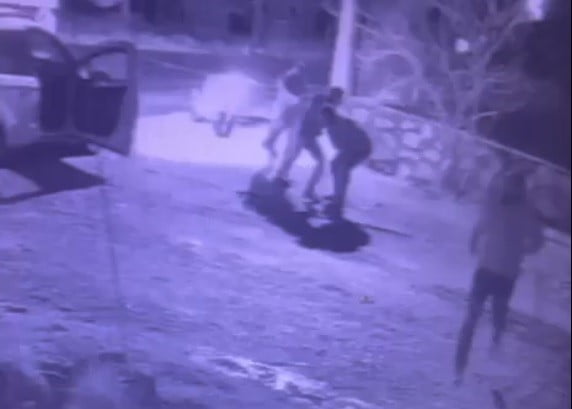 MUĞLA’NIN BODRUM İLÇESİNDE AKRABA OLDUKLARI ÖĞRENİLEN KİŞİLER ARASINDA ÇIKAN BIÇAKLI KAVGADA 1...