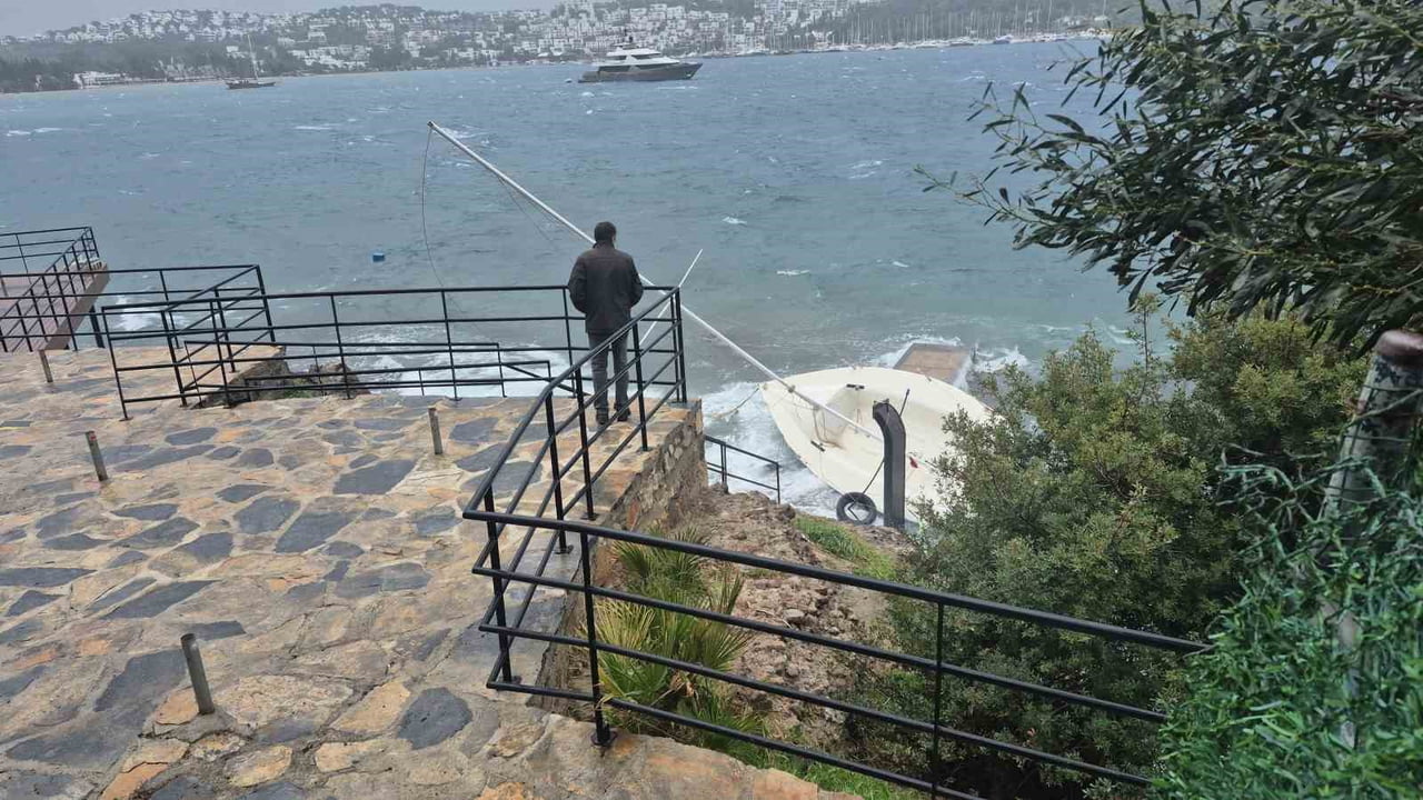 MUĞLA’NIN BODRUM İLÇESİNDE ETKİLİ OLAN FIRTINA NEDENİYLE BAZI TEKNELER BATTI, KİMİLERİ DE KARAYA...
