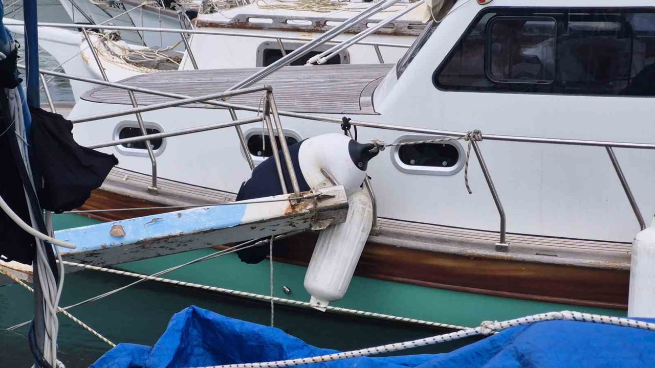 MUĞLA’NIN BODRUM İLÇESİNDE ETKİLİ OLAN KUVVETLİ RÜZGARDA YELKENLİ TEKNE SU ALDI.