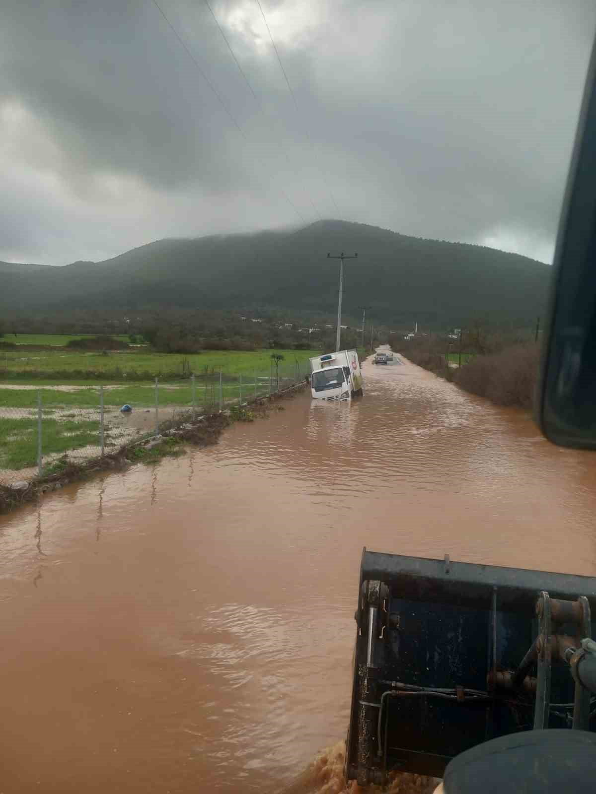 MUĞLA’NIN BODRUM İLÇESİNDE SABAH SAATLERİNDE BASTIRAN SAĞANAK YAĞMUR YOLDA BİR KAMYONETİN...