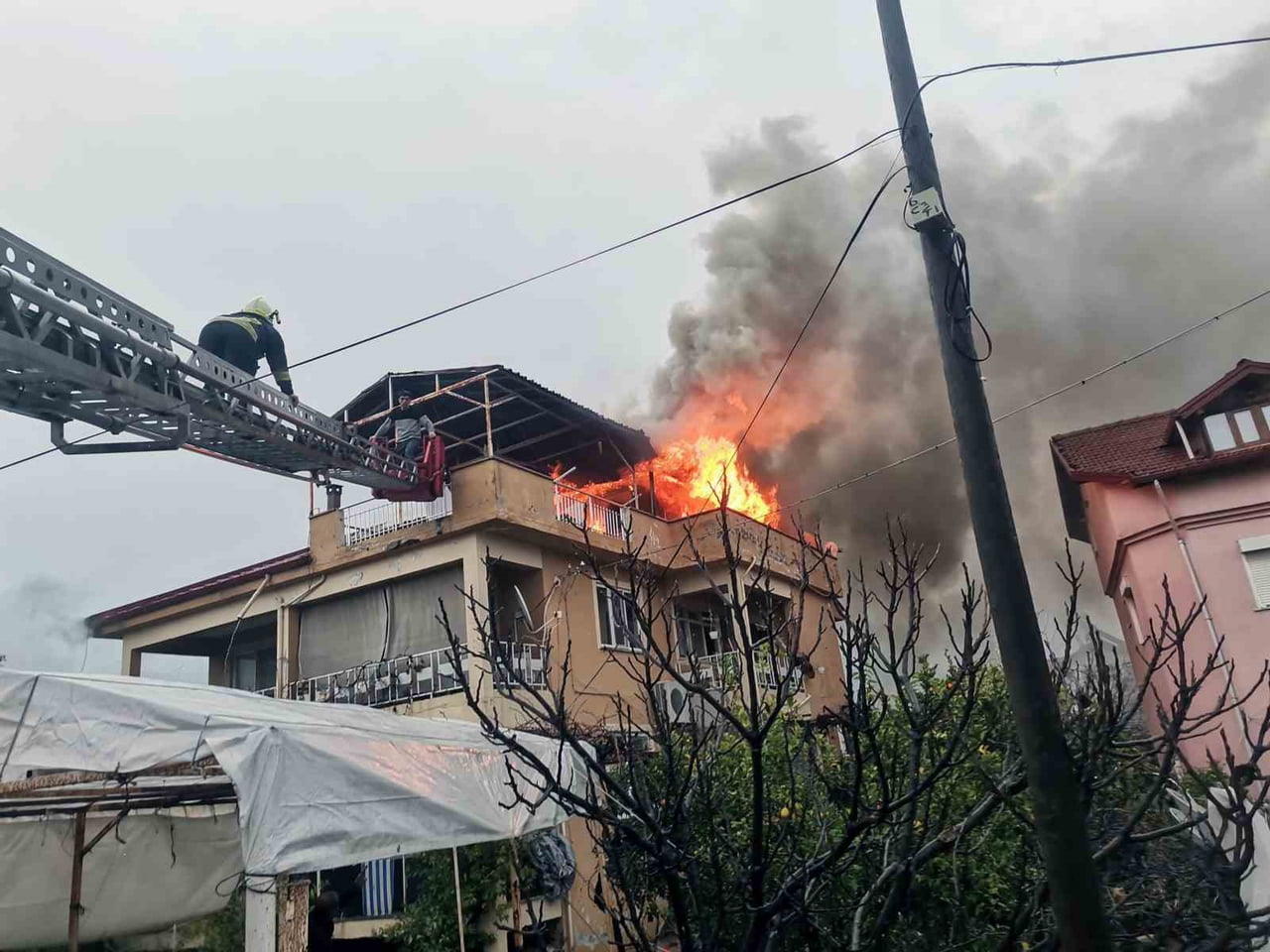 MUĞLA’NIN KÖYCEĞİZ İLÇESİNDE EVİN ÇATI KATINDA BAŞLAYAN YANGIN SONRASI EV KULLANILMAZ HALE GELDİ....