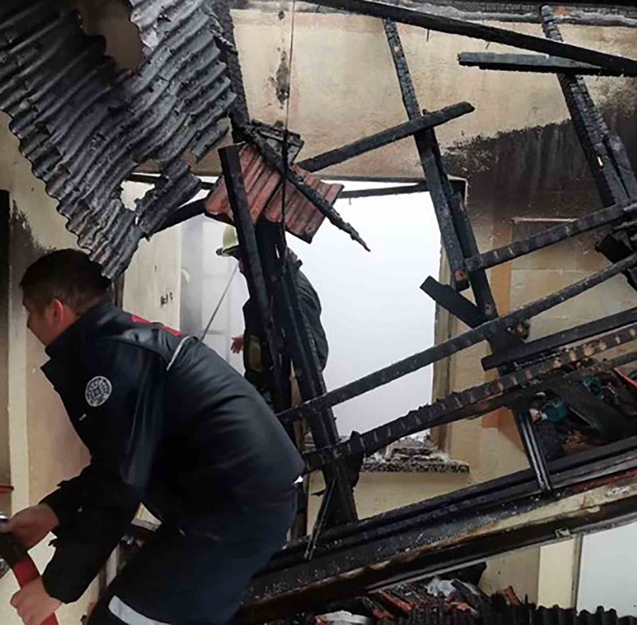 MUĞLA’NIN KÖYCEĞİZ İLÇESİNDE EVİN ÇATI KATINDA BAŞLAYAN YANGIN SONRASI EV KULLANILMAZ HALE GELDİ....