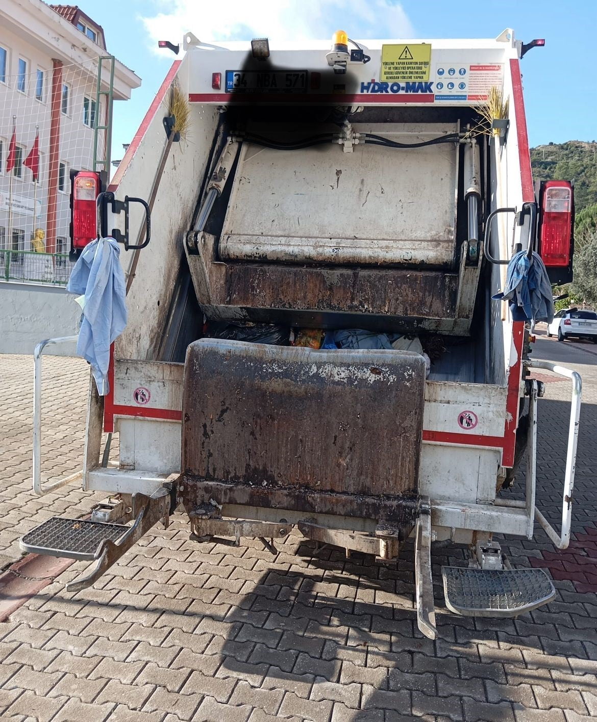 MUĞLA’NIN MARMARİS İLÇESİNDE MARMARİS BELEDİYESİ'NE AİT ÇÖP KAMYONUN ÇARPTIĞI KADIN AĞIR...