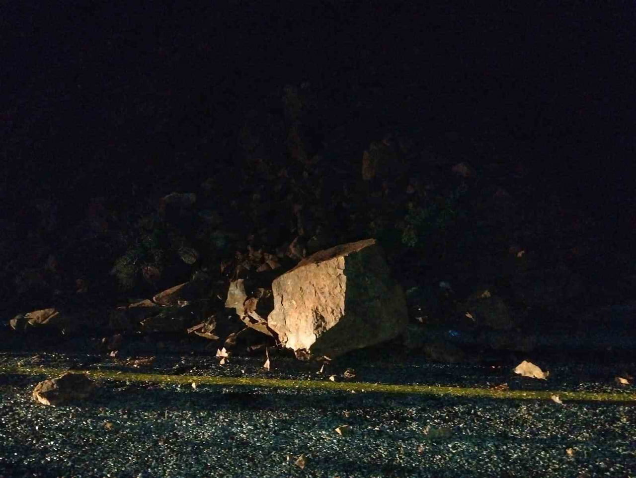 MUĞLA’NIN MARMARİS İLÇESİNDE MEYDANA GELEN TOPRAK KAYMASI SONUCU DÜŞEN KAYALAR YOLU KAPTIRKEN...