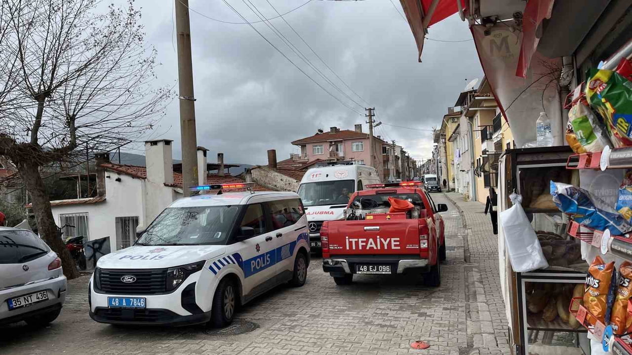 MUĞLA’NIN MENTEŞE İLÇESİ KARAMEHMET MAHALLESİ DİKMEN SOKAK’TA BİR EVDEN YÜKSELEN YOĞUN DUMAN...