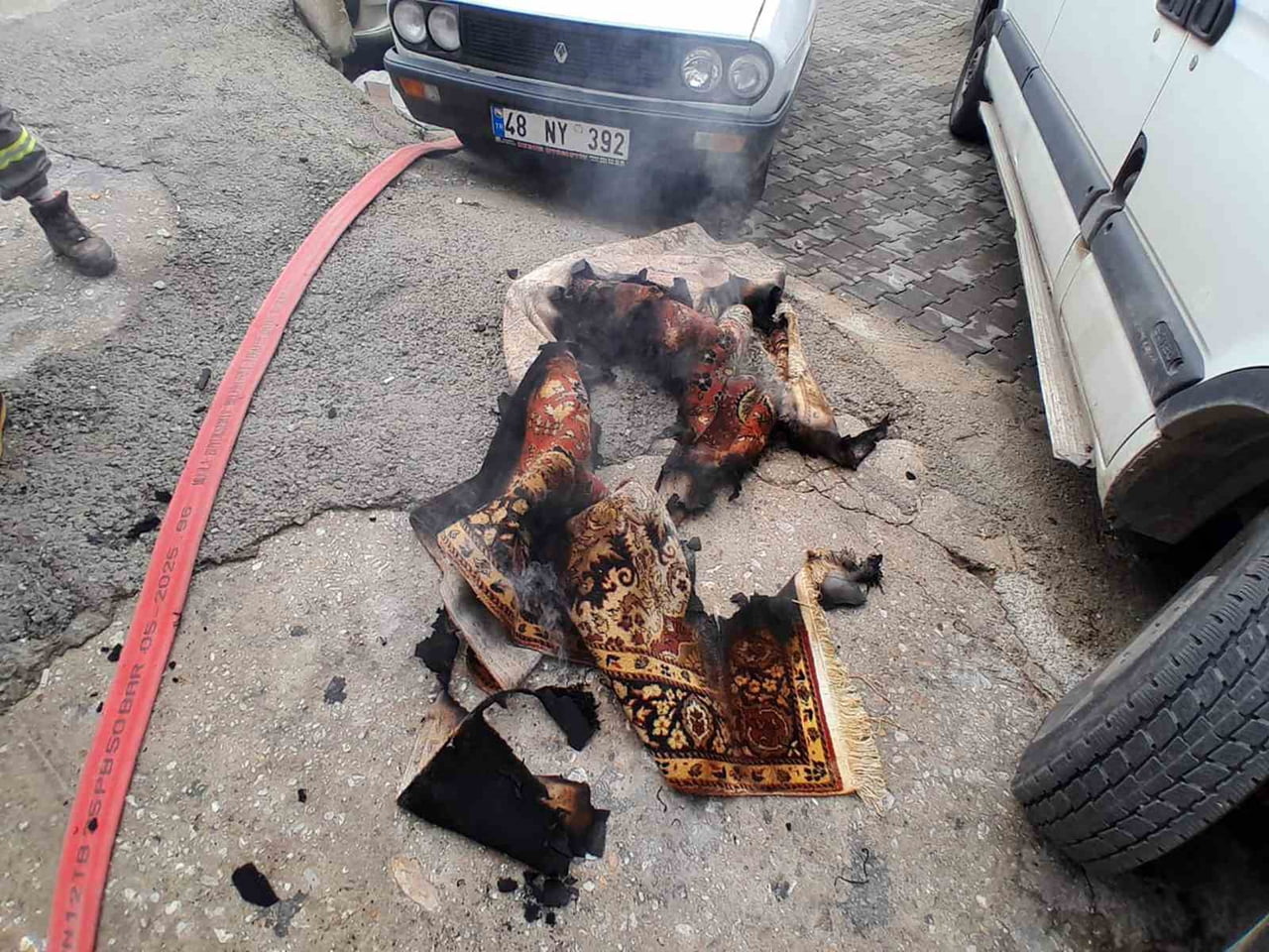 MUĞLA’NIN MENTEŞE İLÇESİNDE KENTSEL SİT ALANINDA YER ALAN ESKİ MUĞLA EVİNDE SOBADAN ÇIKTIĞI TAHMİN...