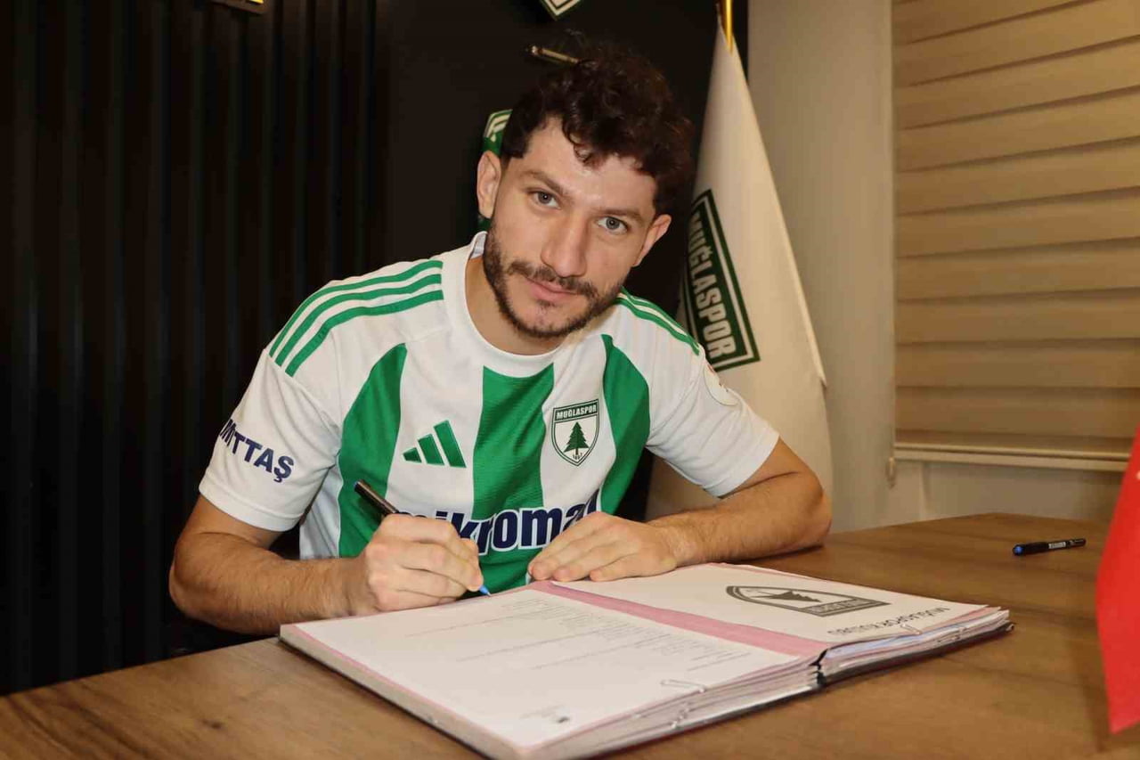 MUĞLASPOR ORTA SAHAYA OYUNCUSU TEMELCİYİ RENKLERİNE BAĞLADI