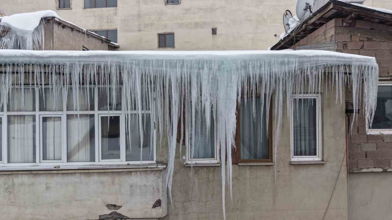 MUŞ'TA KAR YAĞIŞININ ARDINDAN ETKİSİNİ ARTIRAN SİBİRYA SOĞUKLARI NEDENİYLE BİNA VE İŞ YERİ...