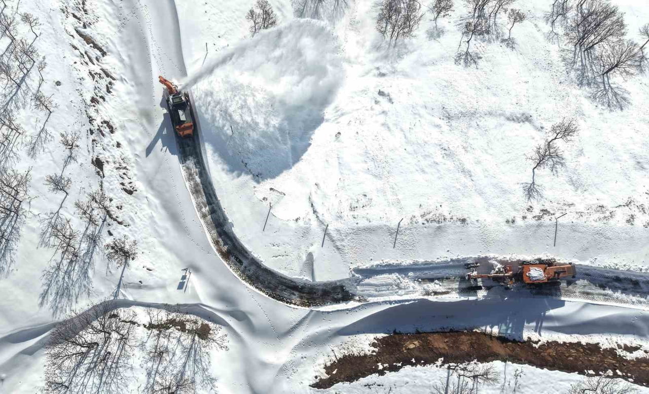 MUŞ'UN HASKÖY İLÇESİ İLE BİTLİS'İN MUTKİ İLÇESİNİ BİRBİRİNE BAĞLAYAN GÜVENLİK YOLUNDA, KAR...
