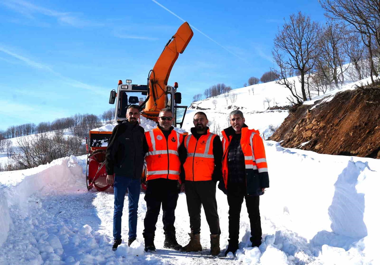 MUŞ'UN HASKÖY İLÇESİ İLE BİTLİS'İN MUTKİ İLÇESİNİ BİRBİRİNE BAĞLAYAN GÜVENLİK YOLUNDA, KAR...