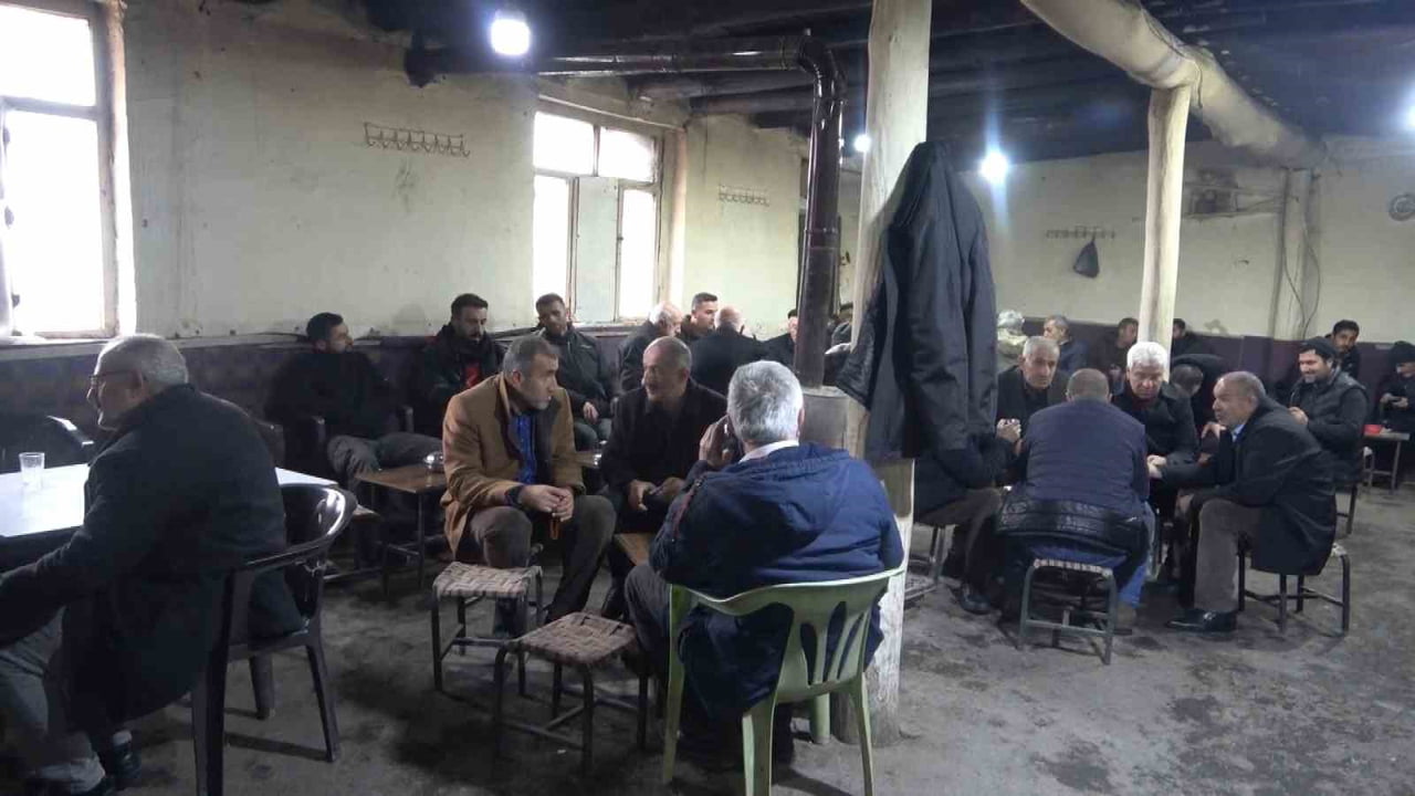 MUŞ'UN HASKÖY İLÇESİNDE YAKLAŞIK 40 YILDIR HİZMET VEREN TARİHİ ÇAY EVİ, KAĞIT OYUNU YERİNE SATRANÇ...