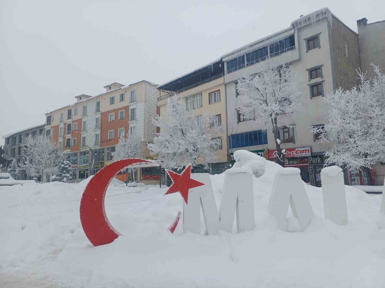 MUŞ'UN MALAZGİRT İLÇESİNDE ETKİLİ OLAN SOĞUK VE DONDURUCU HAVA, KIRAĞI MANZARALARIYLA ADETA GÖRSEL...
