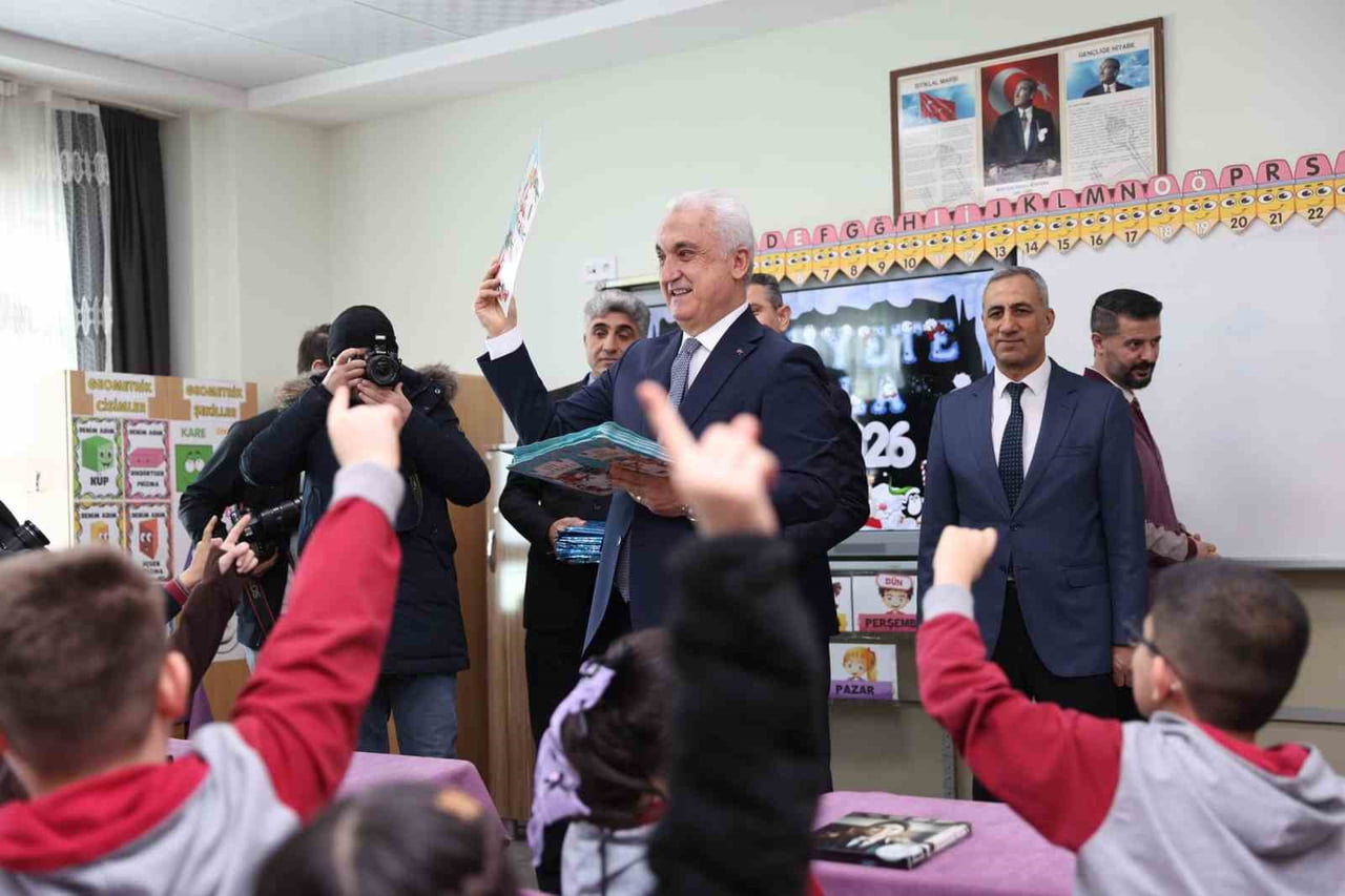 MUŞ’TA 2025-2026 EĞİTİM ÖĞRETİM YILININ İLK DÖNEMİNİN SONA ERMESİYLE 96 BİN 800 ÖĞRENCİ KARNE...