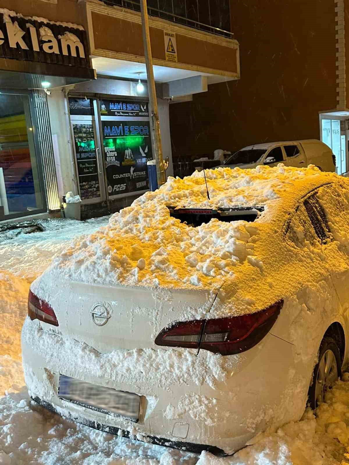 MUŞ’TA 5 KATLI BİR BİNANIN ÇATISINDAN KAYAN KAR KÜTLESİ, PARK HALİNDEKİ BİR OTOMOBİLDE MADDİ...