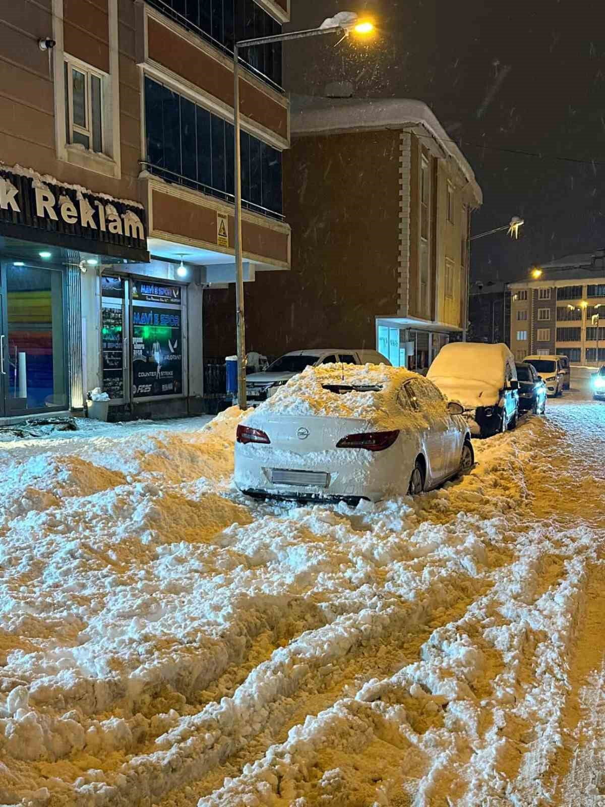MUŞ’TA 5 KATLI BİR BİNANIN ÇATISINDAN KAYAN KAR KÜTLESİ, PARK HALİNDEKİ BİR OTOMOBİLDE MADDİ...