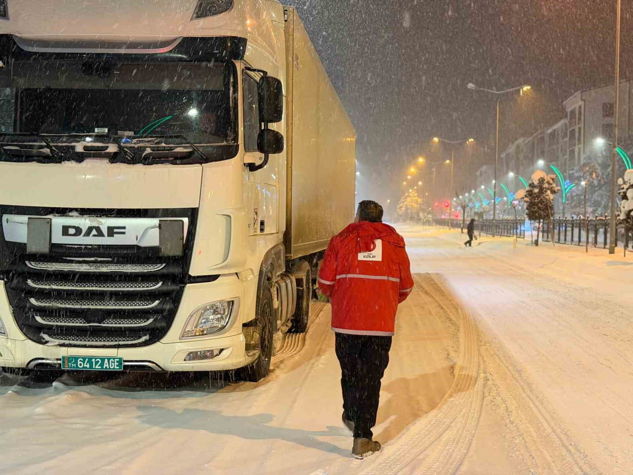 MUŞ’TA ETKİLİ OLAN KAR YAĞIŞI VE TİPİ NEDENİYLE YOLDA MAHSUR KALAN VATANDAŞLARIN YARDIMINA TÜRK...