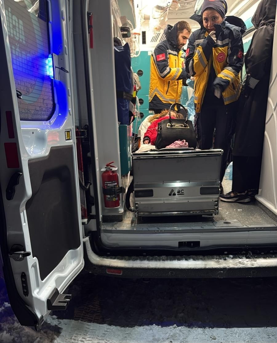 MUŞ’TA ETKİLİ OLAN YOĞUN KAR YAĞIŞI NEDENİYLE YOLU KAPANAN KÖYDE ATEŞLENEN BİR ÇOCUĞA ULAŞMAK İÇİN...