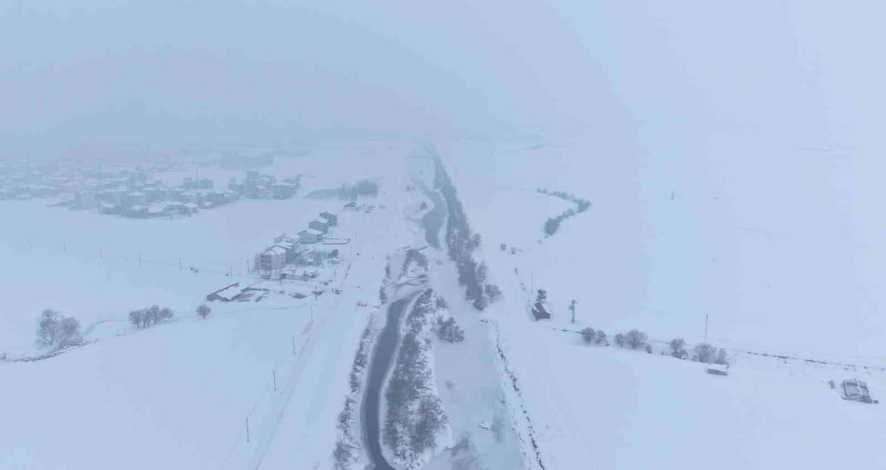 MUŞ’TA GECE SAATLERİNDE HAVA SICAKLIĞININ EKSİ 20 DERECEYE KADAR DÜŞMESİYLE KARASU NEHRİ TAMAMEN...
