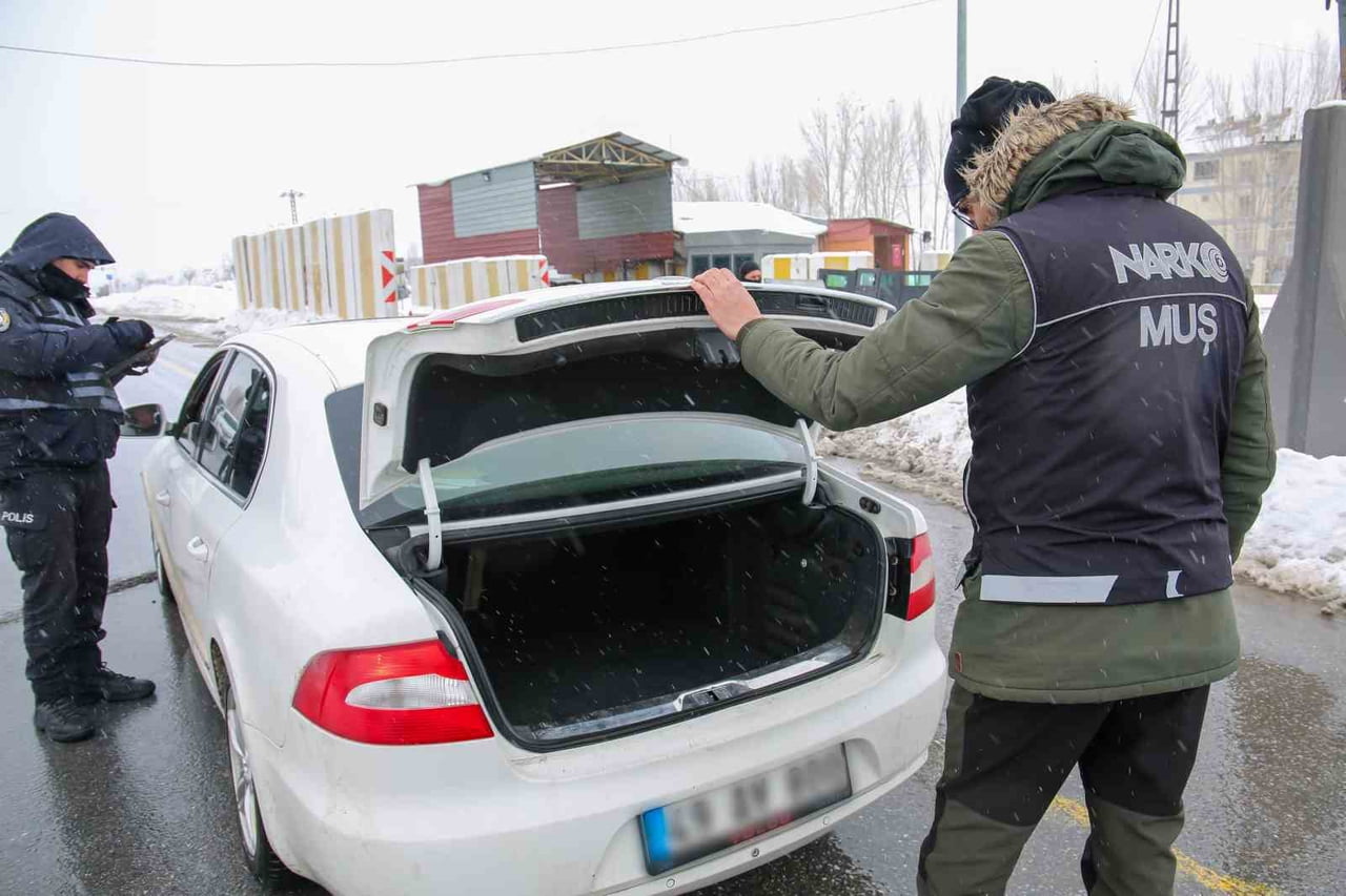 MUŞ’TA POLİS EKİPLERİNCE GERÇEKLEŞTİRİLEN DENETİMLERDE 3 ŞAHIS ÜZERİNDEN SENTETİK KANNABİNOİD...