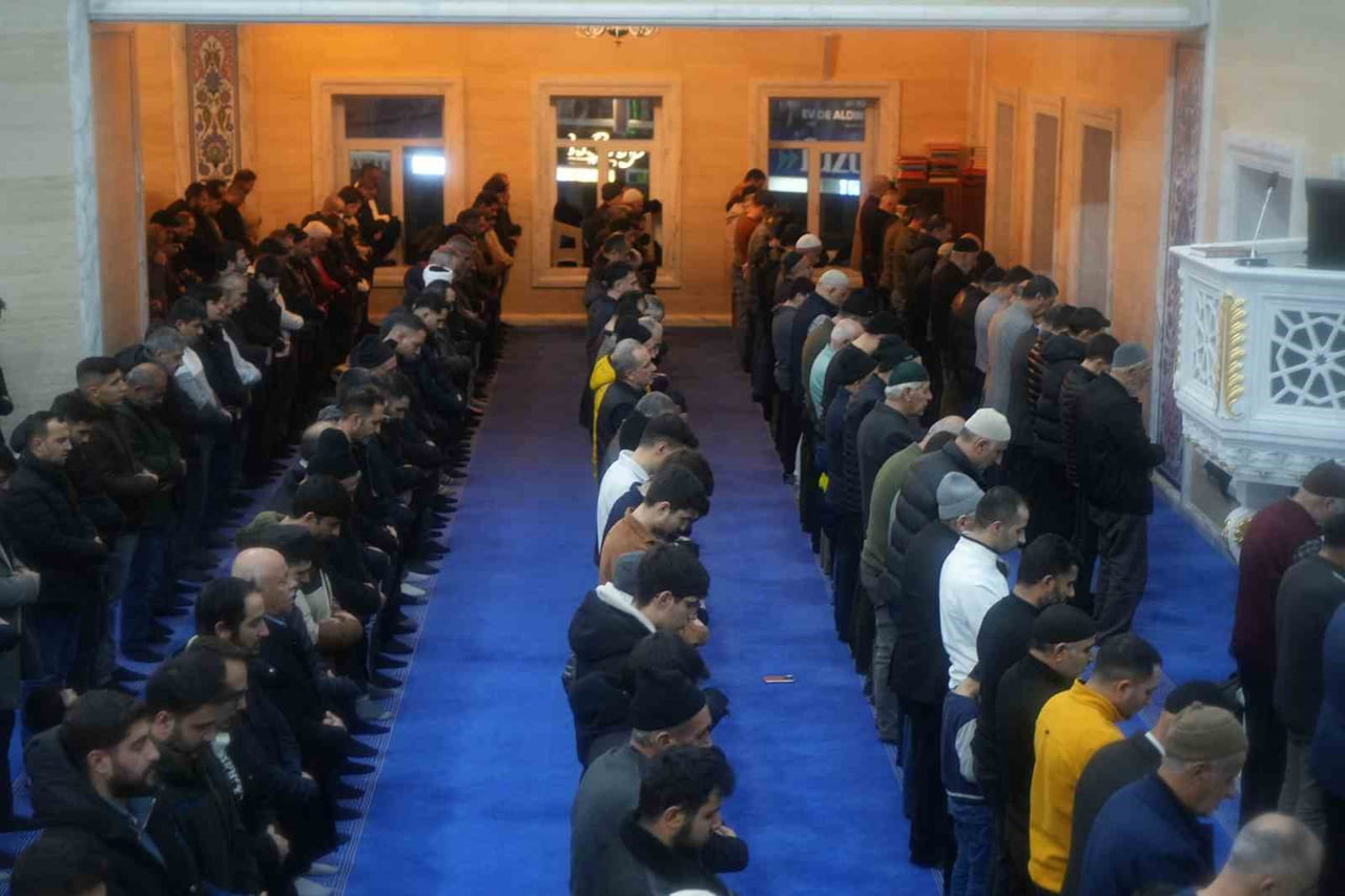 MUŞ’TA VATANDAŞLAR, MİRAÇ KANDİLİ DOLAYISIYLA CAMİLERİ DOLDURARAK DUA VE İBADETLERLE MÜBAREK...