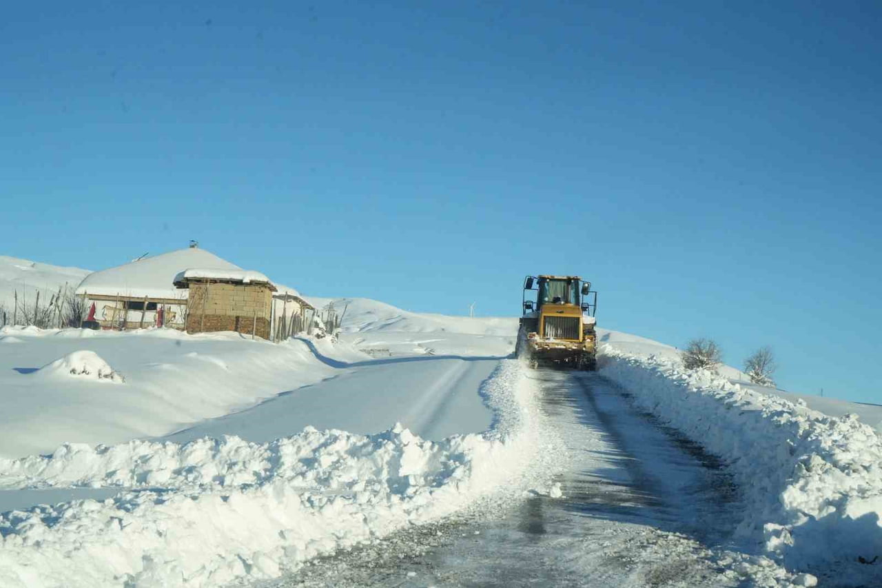 MUŞ’TA YOĞUN KAR YAĞIŞI NEDENİYLE 181 KÖY YOLU ULAŞIMA KAPANDI.