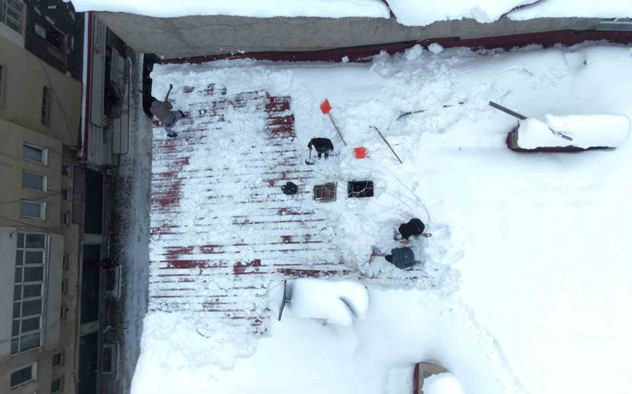 MUŞ’TA YOĞUN KAR YAĞIŞININ ARDINDAN ÇATI TEMİZLEYİCİLERİ, METRELERCE YÜKSEKLİKTE VE ZORLU KIŞ...