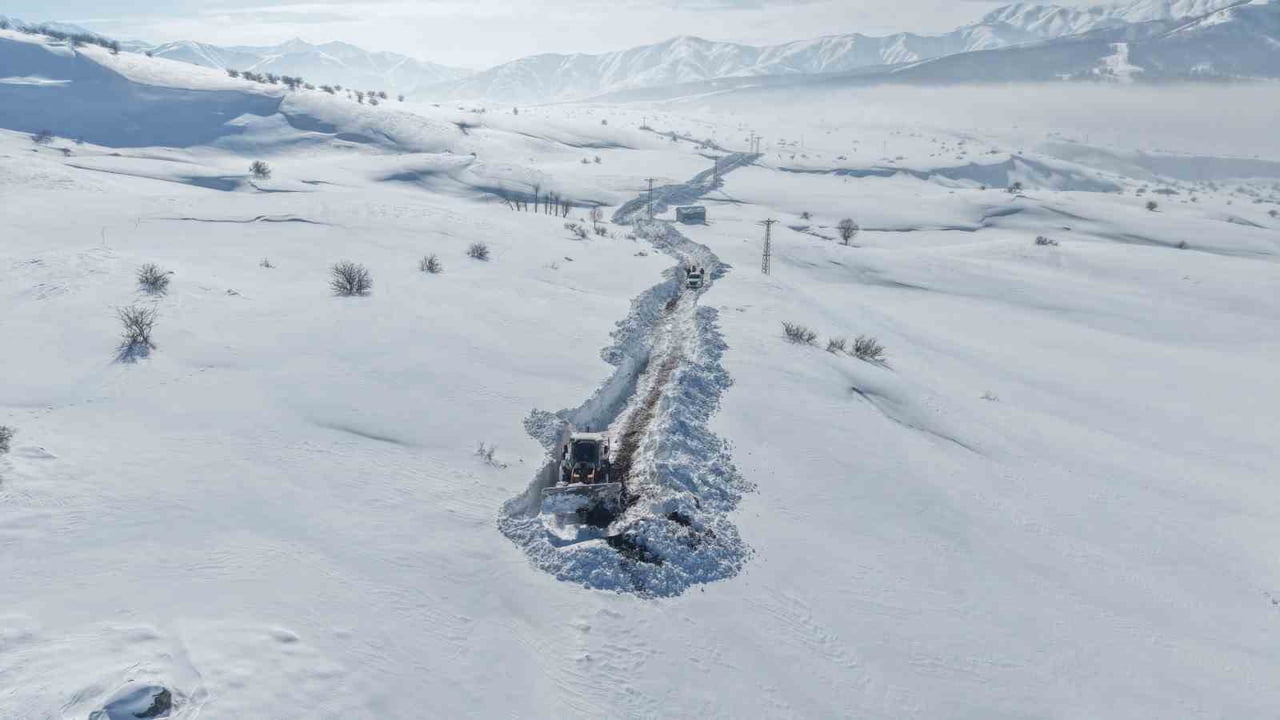 MUŞ’TA YOLU KAPANAN YAMAÇ KÖYÜNE BAĞLI REL MEZRASINDA TEK BAŞINA YAŞAYAN BESİCİNİN HAYVAN YEMLERİ...