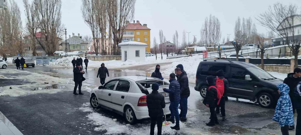 MUŞ’UN HASKÖY İLÇESİNDE BİR BİNANIN ÇATISINDAN DÜŞEN KAR KÜTLESİ, PARK HALİNDEKİ BİR OTOMOBİLDE...