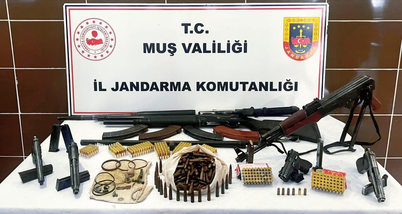 MUŞ’UN MALAZGİRT İLÇESİNDE JANDARMA EKİPLERİNCE 6 ADRESE EŞ ZAMANLI DÜZENLENEN OPERASYONDA ÇOK...