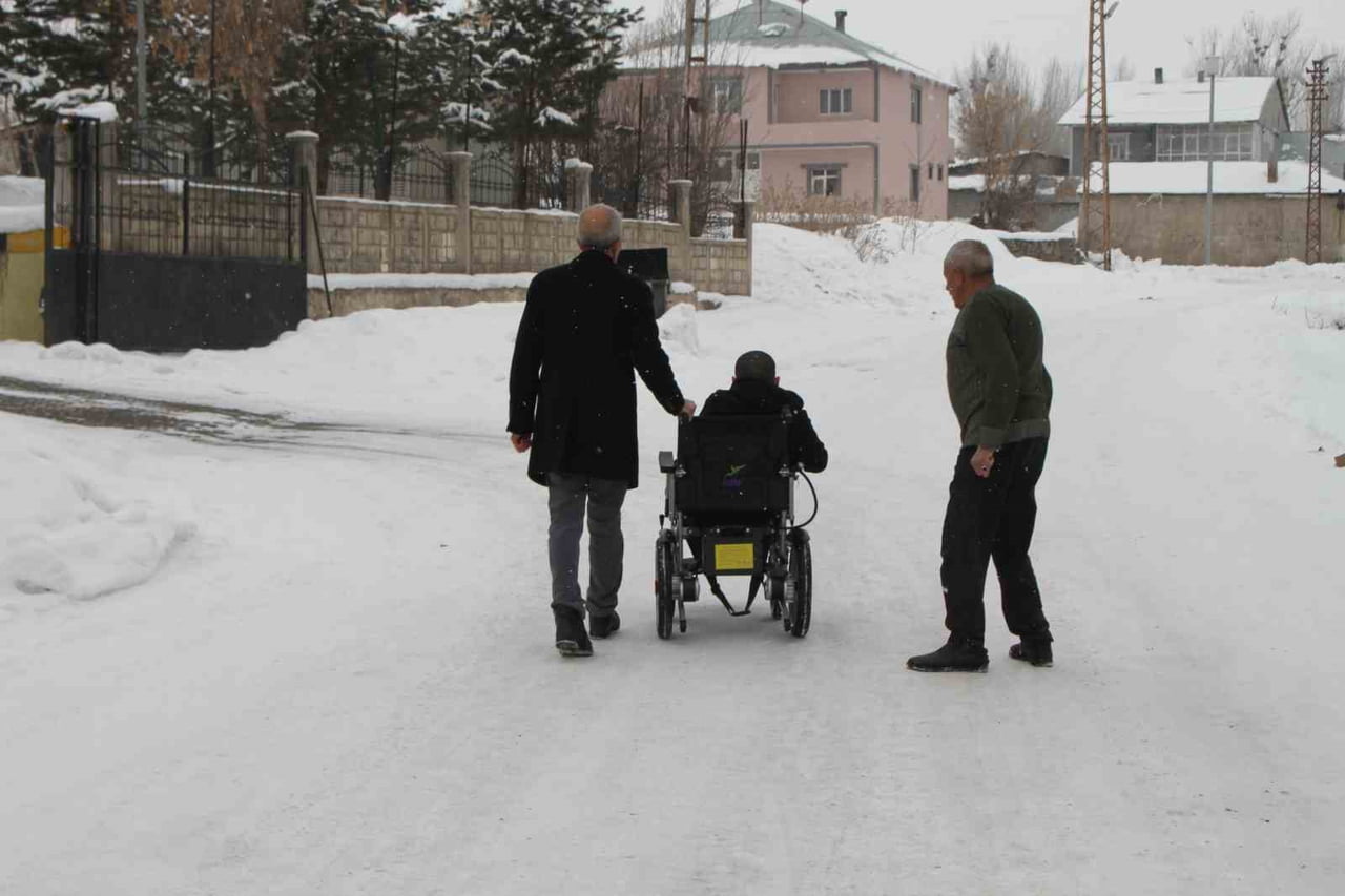 MUŞ’UN MALAZGİRT İLÇESİNE BAĞLI DANIŞMENTGAZİ MAHALLESİ MUHTARI HASAN BAŞARAN, ENGELLİ BİR GENCİN...