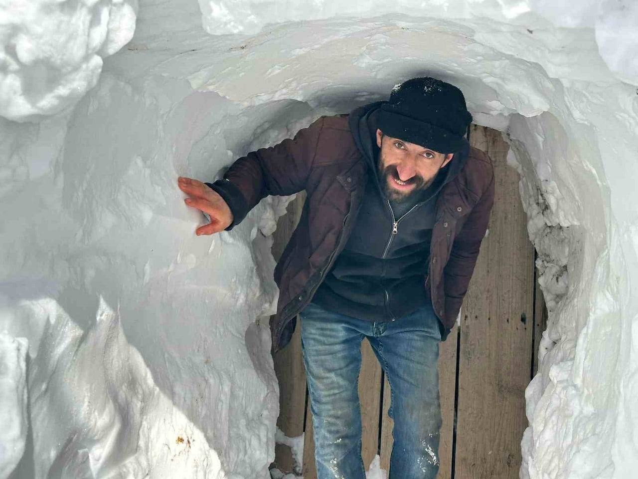 MUSA ELİTAŞ KAR ALTINDA KALAN EV VE AHIRLARA VATANDAŞLAR AÇTIKLARI KARDAN TÜNELLERDEN GEÇEREK...