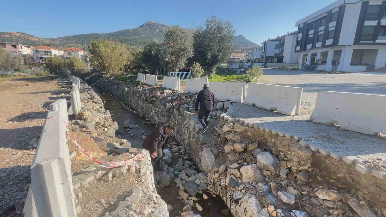 MUSTAFA KEMAL ATATÜRK MAH. BÖLGESİNİ İKİYE BÖLEN KAZI BÖLGESİNDE KARŞIDAN KARŞIYA GEÇMEYE ÇALIŞAN...